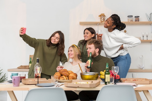 Счастливые люди за столом